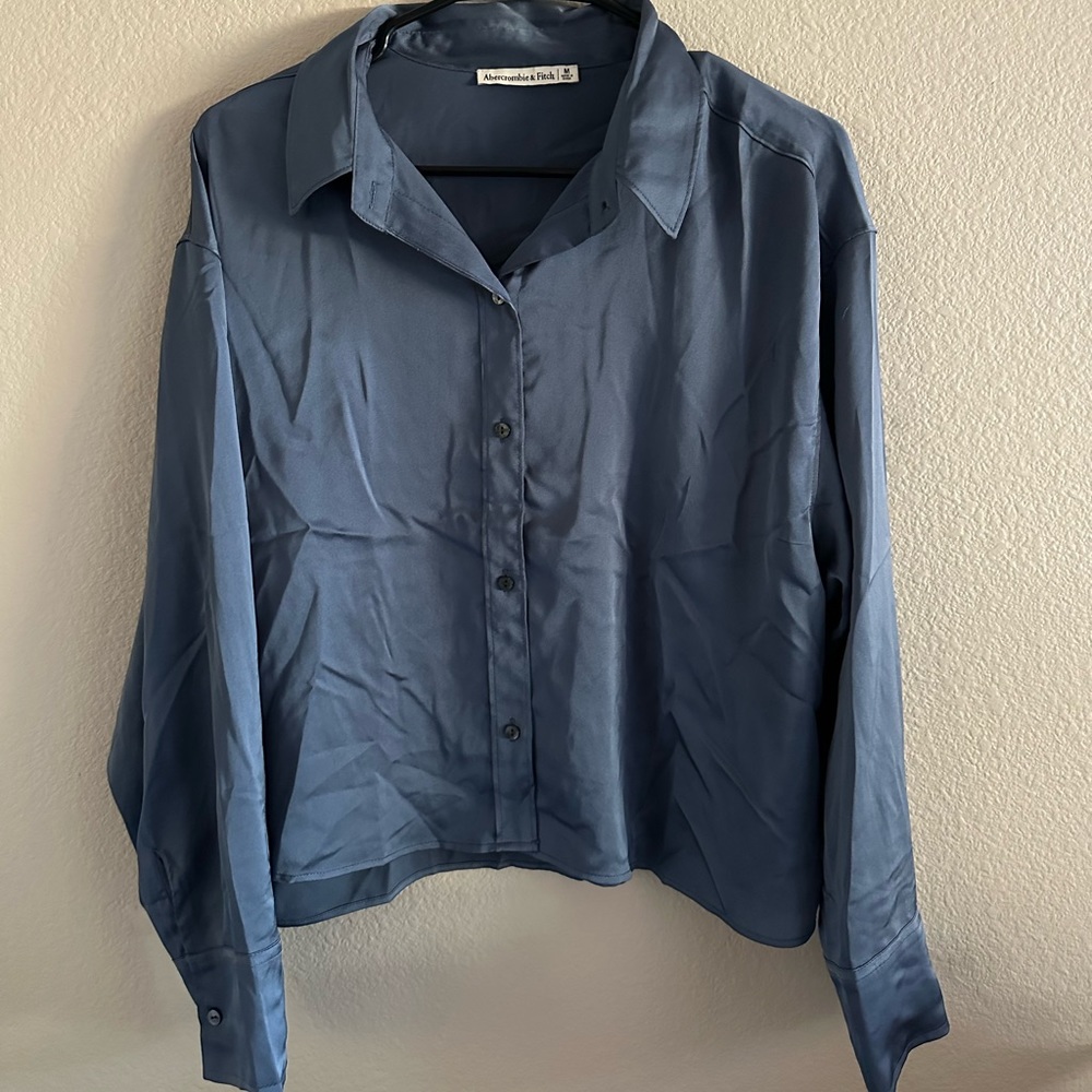 🩵3 for $25🩵 Abercrombie Cropped Satin Long Sleeve Button Down
